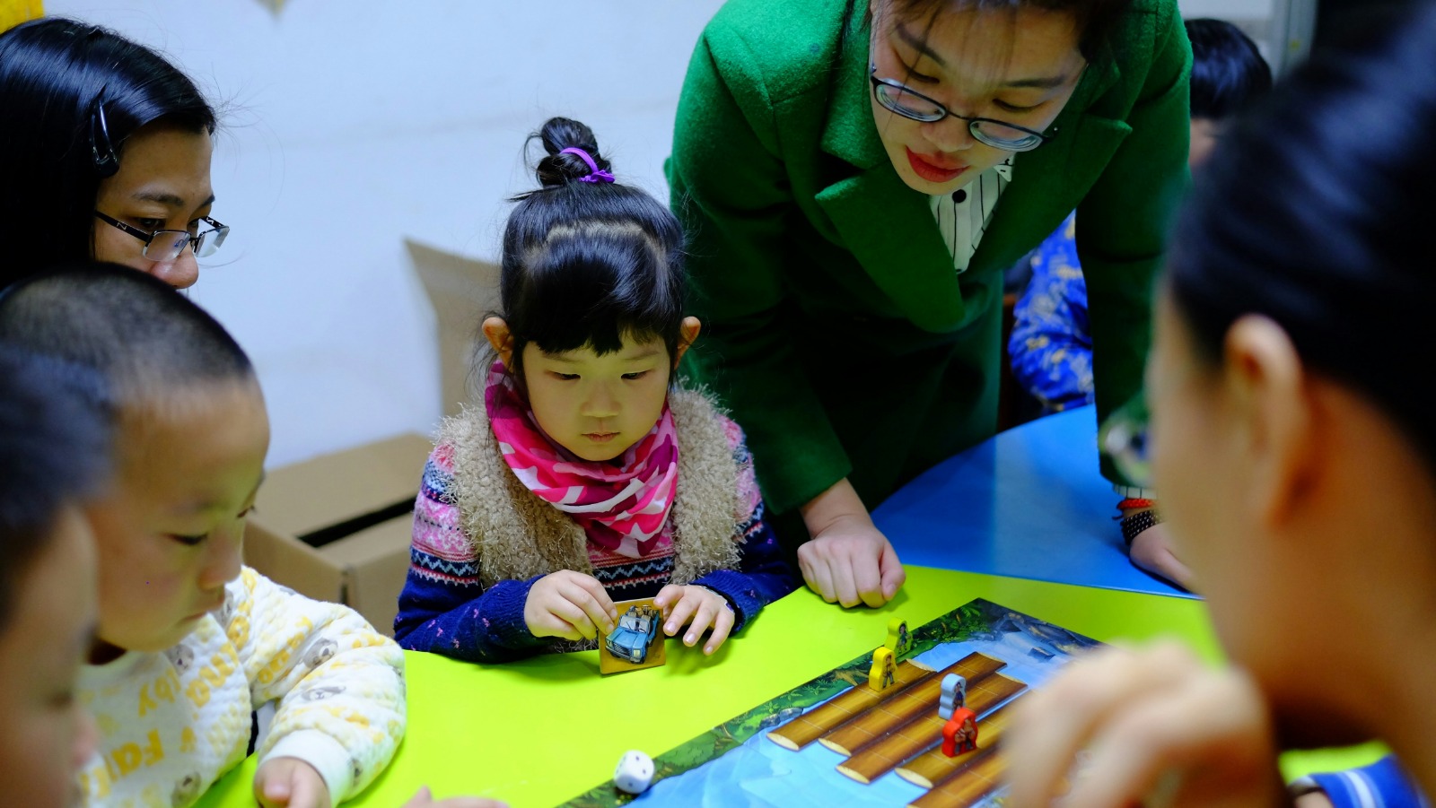 Bambini che giocano con oggetti